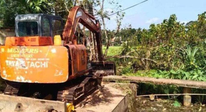 അനധികൃതമായി നിർമ്മിച്ച പാലം പന്തളം നഗരസഭയുടെ മേൽനോട്ടത്തിൽ പൊളിച്ചുമാറ്റി അനധികൃതമായി നിർമ്മിച്ച പാലം പന്തളം നഗരസഭയുടെ മേൽനോട്ടത്തിൽ പൊളിച്ചുമാറ്റി