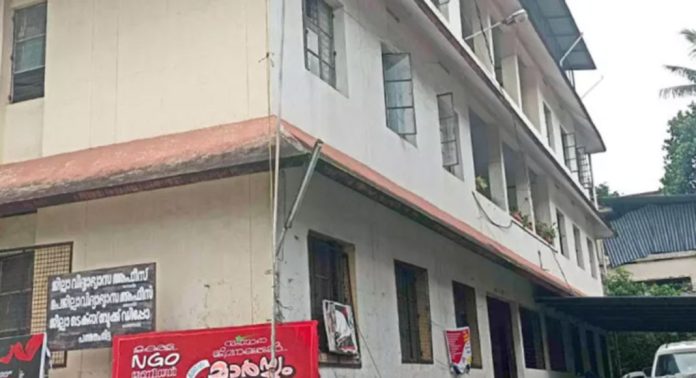 നാറാണംമൂഴിയിലെ അധ്യാപികയുടെ ശമ്പളം തടഞ്ഞുവെച്ച സംഭവത്തിൽ വീഴ്ച കണ്ടെത്തിയ ജില്ല വിദ്യാഭ്യാസ ഓഫിസിനെതിരെ കൂടുതൽ ആക്ഷേപങ്ങൾ നാറാണംമൂഴിയിലെ അധ്യാപികയുടെ ശമ്പളം തടഞ്ഞുവെച്ച സംഭവത്തിൽ വീഴ്ച കണ്ടെത്തിയ ജില്ല വിദ്യാഭ്യാസ ഓഫിസിനെതിരെ കൂടുതൽ ആക്ഷേപങ്ങൾ
