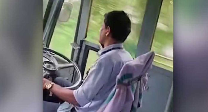 കെഎസ്ആർടിസി ബസ് ഓടിക്കുമ്പോൾ ഫോണിൽ സംസാരിച്ചു ; ദൃശ്യം പകർത്തി യാത്രക്കാർ കെഎസ്ആർടിസി ബസ് ഓടിക്കുമ്പോൾ ഫോണിൽ സംസാരിച്ചു ; ദൃശ്യം പകർത്തി യാത്രക്കാർ