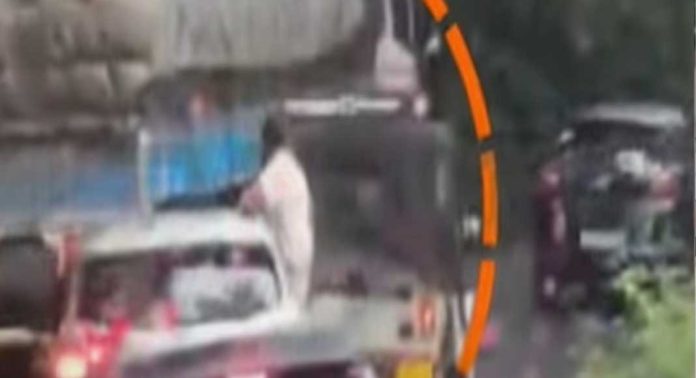 താമരശ്ശേരി ചുരത്തിലൂടെ അപകടകരമാം വിധം കാറിന്റെ ഡോറില് ഇരുന്ന് യാത്ര ചെയ്യുന്ന യുവാവിന്റെ ദൃശ്യം പുറത്ത് വന്നു താമരശ്ശേരി ചുരത്തിലൂടെ അപകടകരമാം വിധം കാറിന്റെ ഡോറില് ഇരുന്ന് യാത്ര ചെയ്യുന്ന യുവാവിന്റെ ദൃശ്യം പുറത്ത് വന്നു