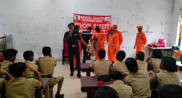 വിദ്യാര്ഥികള്ക്ക് എന്ഡിആര്എഫ് പരിശീലനം നല്കി വിദ്യാര്ഥികള്ക്ക് എന്ഡിആര്എഫ് പരിശീലനം നല്കി