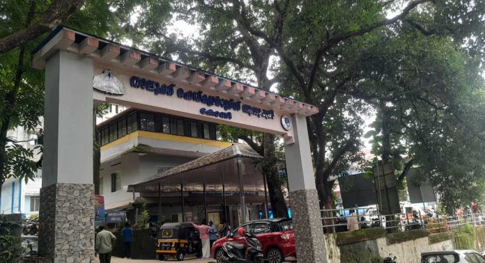 കോന്നി താലൂക്ക് ആശുപത്രി പരിസരത്ത് വെളിച്ചമില്ല ; രോഗികൾ ബുദ്ധിമുട്ടിൽ കോന്നി താലൂക്ക് ആശുപത്രി പരിസരത്ത് വെളിച്ചമില്ല ; രോഗികൾ ബുദ്ധിമുട്ടിൽ