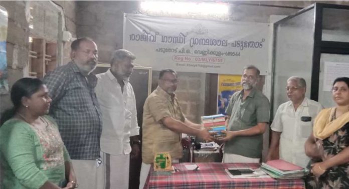 പുസ്തകങ്ങൾ ലൈബ്രറിക്ക് നൽകി പുസ്തകങ്ങൾ ലൈബ്രറിക്ക് നൽകി