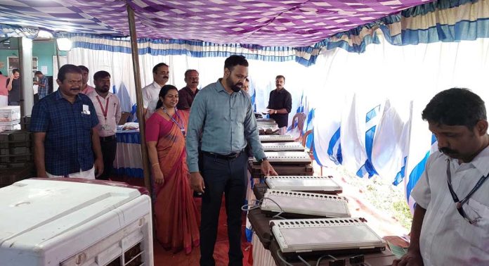 തദ്ദേശ തിരഞ്ഞെടുപ്പ് : വോട്ടിങ്ങ് മെഷീനുകളുടെ പ്രവര്ത്തനം ജില്ലാ കളക്ടര് വിലയിരുത്തി തദ്ദേശ തിരഞ്ഞെടുപ്പ് : വോട്ടിങ്ങ് മെഷീനുകളുടെ പ്രവര്ത്തനം ജില്ലാ കളക്ടര് വിലയിരുത്തി
