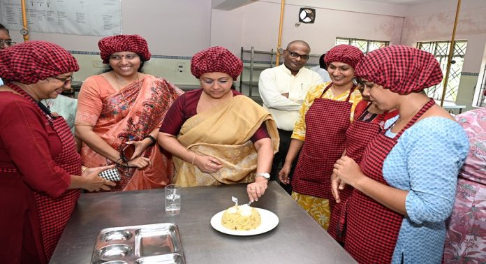 അങ്കണവാടികളിലെ ബിർണാണിക്ക് ഇനി മണവും രുചിയും കൃത്യം ; പുതിയ മെനുവിലെ ഭക്ഷണം സൂപ്പറെന്ന് മന്ത്രി വീണാ ജോർജ് അങ്കണവാടികളിലെ ബിർണാണിക്ക് ഇനി മണവും രുചിയും കൃത്യം ; പുതിയ മെനുവിലെ ഭക്ഷണം സൂപ്പറെന്ന് മന്ത്രി വീണാ ജോർജ്