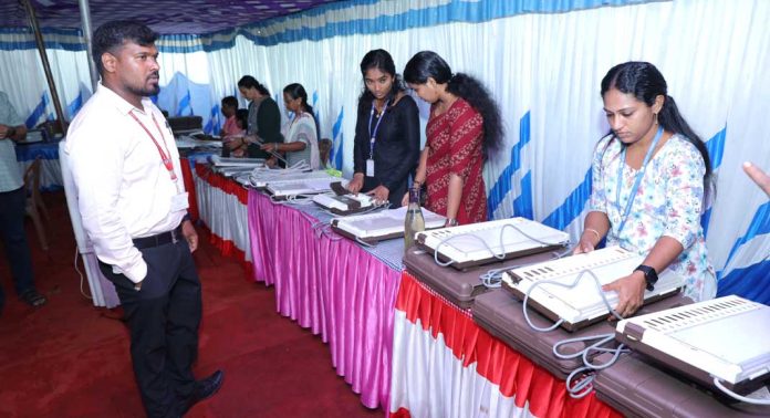 തദ്ദേശ തിരഞ്ഞെടുപ്പ് : വോട്ടിംഗ് മെഷീനുകളുടെ പരിശോധന ആരംഭിച്ചു തദ്ദേശ തിരഞ്ഞെടുപ്പ് : വോട്ടിംഗ് മെഷീനുകളുടെ പരിശോധന ആരംഭിച്ചു