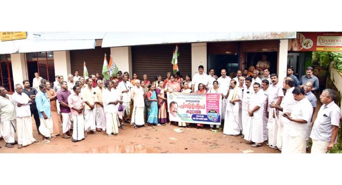 ഐ എൻ റ്റി യു സിയിൽ അഫിലിയേറ്റ് ചെയ്ത യൂണിയനുകളുടെ ധർണ്ണ നടന്നു ഐ എൻ റ്റി യു സിയിൽ അഫിലിയേറ്റ് ചെയ്ത യൂണിയനുകളുടെ ധർണ്ണ നടന്നു