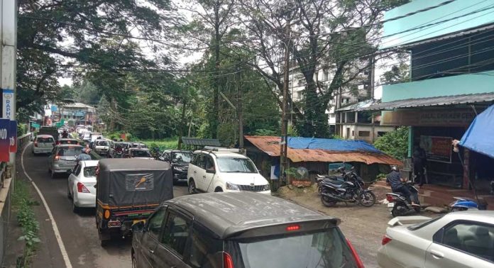 മാരാമത്ത് വകുപ്പ് റോഡ് വിഭാഗം ഏർപ്പെടുത്തിയ ഗതാഗത ക്രമീകരണം മൂലം റാന്നി ടൗൺ മണിക്കൂറുകൾ സ്തഭിച്ചു മാരാമത്ത് വകുപ്പ് റോഡ് വിഭാഗം ഏർപ്പെടുത്തിയ ഗതാഗത ക്രമീകരണം മൂലം റാന്നി ടൗൺ മണിക്കൂറുകൾ സ്തഭിച്ചു