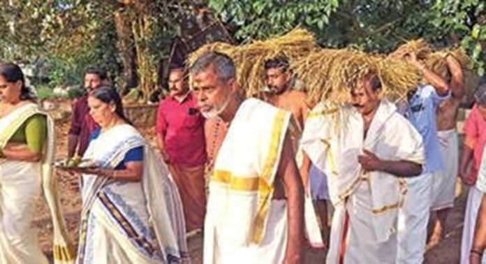 പടനിലം പരബ്രഹ്മ ക്ഷേത്രത്തിൽ നിറപുത്തിരി നടന്നു പടനിലം പരബ്രഹ്മ ക്ഷേത്രത്തിൽ നിറപുത്തിരി നടന്നു
