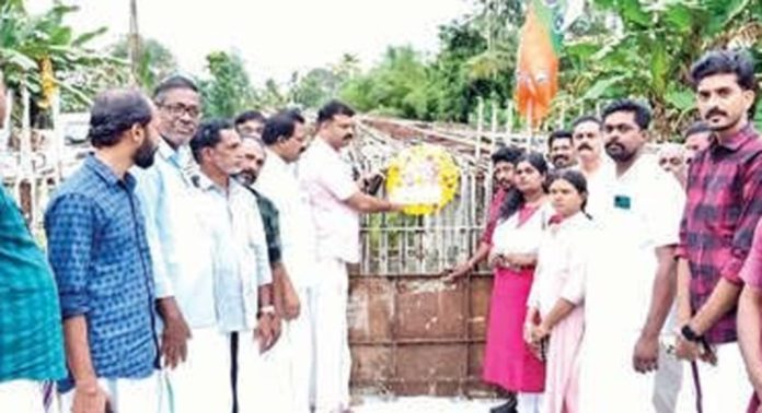 കീച്ചേരിക്കടവ് പാലത്തിൽ റീത്തുവെച്ച് പ്രതിഷേധിച്ച് ബിജെപി ചെട്ടികുളങ്ങര മണ്ഡലം കമ്മിറ്റി കീച്ചേരിക്കടവ് പാലത്തിൽ റീത്തുവെച്ച് പ്രതിഷേധിച്ച് ബിജെപി ചെട്ടികുളങ്ങര മണ്ഡലം കമ്മിറ്റി