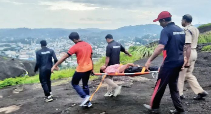 ചുട്ടിപ്പാറയുടെ മുകളിൽ വിഷം കഴിച്ച നിലയിൽ കണ്ടെത്തിയ യുവാവിനെ അഗ്നിരക്ഷാസേന ആശുപത്രിയിലെത്തിച്ചു ചുട്ടിപ്പാറയുടെ മുകളിൽ വിഷം കഴിച്ച നിലയിൽ കണ്ടെത്തിയ യുവാവിനെ അഗ്നിരക്ഷാസേന ആശുപത്രിയിലെത്തിച്ചു