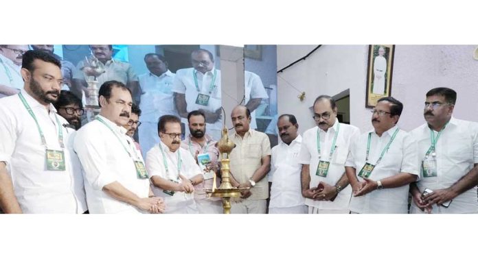 ജനാധിപത്യം അട്ടിമറിച്ച് നരഭോജികള് അധികാരത്തില് എത്തുന്നു : രമേശ് ചെന്നിത്തല ജനാധിപത്യം അട്ടിമറിച്ച് നരഭോജികള് അധികാരത്തില് എത്തുന്നു : രമേശ് ചെന്നിത്തല