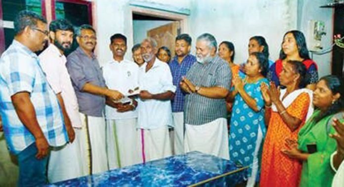 കർഷകത്തൊഴിലാളിയായ കെ.കെ. രാഘവന്റെ ജപ്തിനടപടികൾ നേരിട്ട വീടിന്റെ ആധാരം തിരിച്ചെടുത്തു നൽകി സിപിഎം കർഷകത്തൊഴിലാളിയായ കെ.കെ. രാഘവന്റെ ജപ്തിനടപടികൾ നേരിട്ട വീടിന്റെ ആധാരം തിരിച്ചെടുത്തു നൽകി സിപിഎം