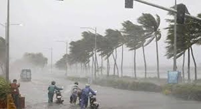 ഇന്ന് ശക്തമായ കാറ്റിനും മഴയ്ക്കും സാധ്യത ഇന്ന് ശക്തമായ കാറ്റിനും മഴയ്ക്കും സാധ്യത