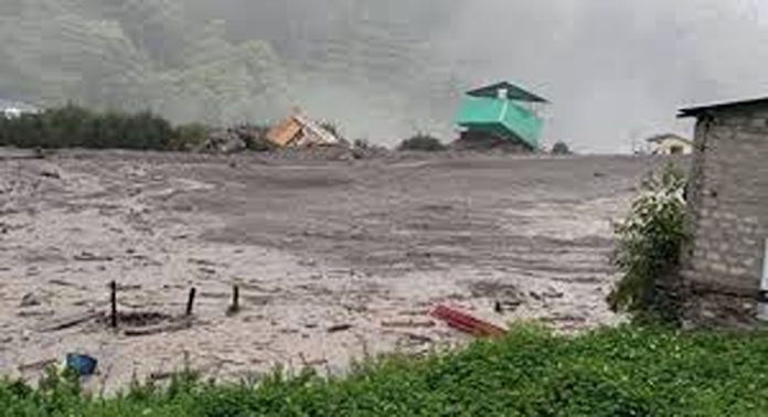 മേഘവിസ്ഫോടനം ഉണ്ടായ ഉത്തരാഖണ്ഡിലെ ധരാലിയിൽ രക്ഷാദൗത്യം പുരോഗമിക്കുന്നതിനിടെ വീണ്ടും മണ്ണിടിച്ചിൽ മേഘവിസ്ഫോടനം ഉണ്ടായ ഉത്തരാഖണ്ഡിലെ ധരാലിയിൽ രക്ഷാദൗത്യം പുരോഗമിക്കുന്നതിനിടെ വീണ്ടും മണ്ണിടിച്ചിൽ