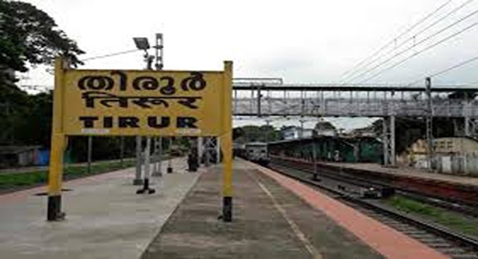 തിരൂർ റെയിൽവെ സ്റ്റേഷനിൽ കുട്ടികളടക്കം 7 പേർ ലിഫ്റ്റിൽ കുടുങ്ങി തിരൂർ റെയിൽവെ സ്റ്റേഷനിൽ കുട്ടികളടക്കം 7 പേർ ലിഫ്റ്റിൽ കുടുങ്ങി