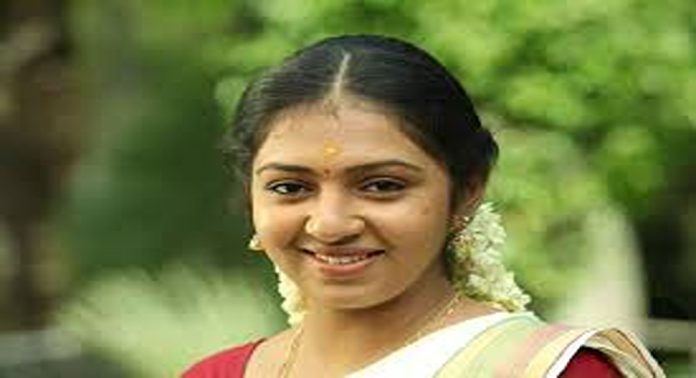 കൊച്ചിയിൽ ഐടി ജീവനക്കാരനായ യുവാവിനെ തട്ടിക്കൊണ്ടുപോയി മർദിച്ച കേസിൽ നടി ലക്ഷ്മി മേനോനെയും പ്രതി ചേർത്തു കൊച്ചിയിൽ ഐടി ജീവനക്കാരനായ യുവാവിനെ തട്ടിക്കൊണ്ടുപോയി മർദിച്ച കേസിൽ നടി ലക്ഷ്മി മേനോനെയും പ്രതി ചേർത്തു