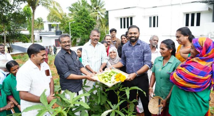 കളക്ടറുടെ വസതിയിൽ ഹരിത കർമ്മ സേനയുടെ ഓണം വിളവെടുപ്പ് കളക്ടറുടെ വസതിയിൽ ഹരിത കർമ്മ സേനയുടെ ഓണം വിളവെടുപ്പ്