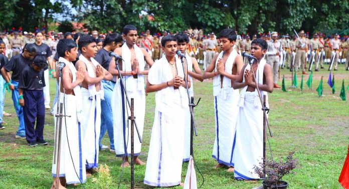 വിസമയം തീര്ത്ത് ദേശിയോദ്ഗ്രഥന നൃത്തം വിസമയം തീര്ത്ത് ദേശിയോദ്ഗ്രഥന നൃത്തം