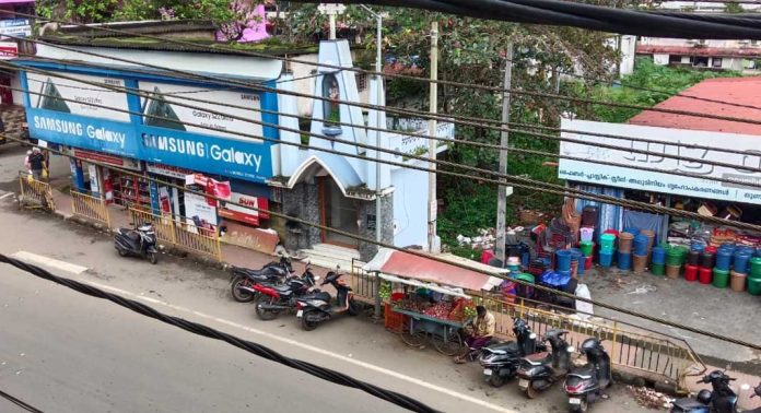 കടമുറികൾ അടഞ്ഞു കിടക്കുന്നു ; തെരുവോര കച്ചവടങ്ങൾ വ്യാപകമാകുന്നു കടമുറികൾ അടഞ്ഞു കിടക്കുന്നു ; തെരുവോര കച്ചവടങ്ങൾ വ്യാപകമാകുന്നു