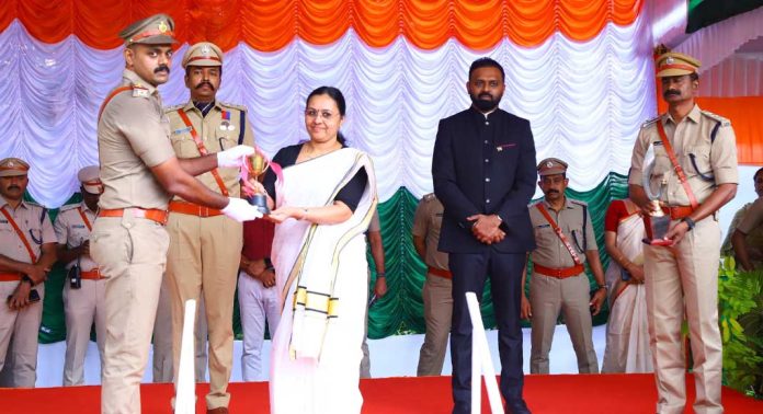സ്വാതന്ത്ര്യദിനാഘോഷം : ഡിഎച്ച്ക്യുസി പത്തനംതിട്ടയും ഫയര്ഫോഴ്സും മികച്ച പ്ലറ്റൂണുകള് സ്വാതന്ത്ര്യദിനാഘോഷം : ഡിഎച്ച്ക്യുസി പത്തനംതിട്ടയും ഫയര്ഫോഴ്സും മികച്ച പ്ലറ്റൂണുകള്