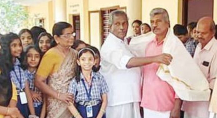 മികച്ച കർഷകനുള്ള അവാർഡ് ജേതാവായ പി.ആർ. പുരുഷോത്തമക്കുറുപ്പിനെ ആദരിച്ചു മികച്ച കർഷകനുള്ള അവാർഡ് ജേതാവായ പി.ആർ. പുരുഷോത്തമക്കുറുപ്പിനെ ആദരിച്ചു