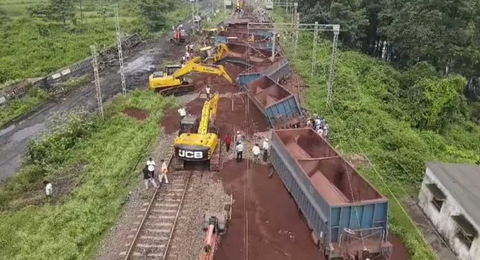 പാളം തെറ്റി രണ്ടാമത്തെ ട്രാക്കിലേക്ക് വീണ ഗുഡ്സ് ട്രെയിൻ വാഗണുകൾ ഇടിച്ച് തെറിപ്പിച്ച് മറ്റൊരു ഗുഡ്സ് ട്രെയിൻ പാളം തെറ്റി രണ്ടാമത്തെ ട്രാക്കിലേക്ക് വീണ ഗുഡ്സ് ട്രെയിൻ വാഗണുകൾ ഇടിച്ച് തെറിപ്പിച്ച് മറ്റൊരു ഗുഡ്സ് ട്രെയിൻ