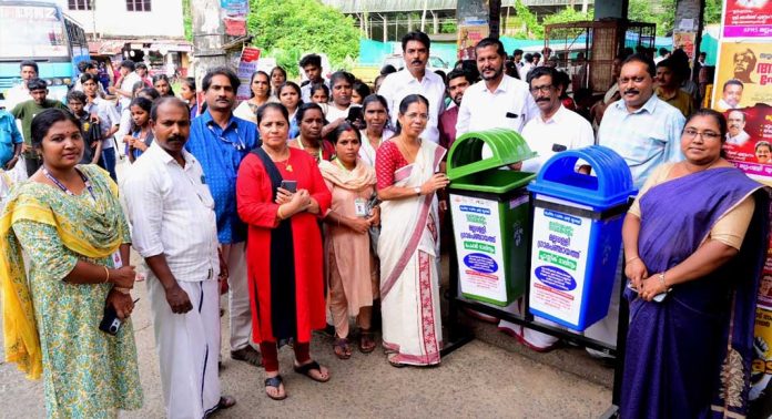 മല്ലപ്പള്ളി ഗ്രാമപഞ്ചായത്തിൻ്റെ പൊതുസ്ഥലങ്ങളിൽ വേസ്റ്റ് ബിന്നുകൾ സ്ഥാപിക്കൽ നടന്നു മല്ലപ്പള്ളി ഗ്രാമപഞ്ചായത്തിൻ്റെ പൊതുസ്ഥലങ്ങളിൽ വേസ്റ്റ് ബിന്നുകൾ സ്ഥാപിക്കൽ നടന്നു