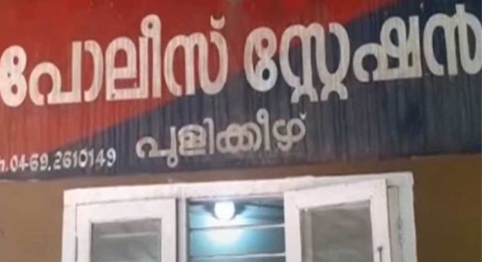 അനീഷ് മാത്യൂ ജീവനൊടുക്കിയത് ചോദ്യം ചെയ്യാന് വിളിപ്പിച്ചതിലെ മാനസിക സംഘര്ഷത്തിലാണെന്ന ആരോപണത്തില് വിശദീകരണവുമായി പുളിക്കീഴ് പോലീസ് അനീഷ് മാത്യൂ ജീവനൊടുക്കിയത് ചോദ്യം ചെയ്യാന് വിളിപ്പിച്ചതിലെ മാനസിക സംഘര്ഷത്തിലാണെന്ന ആരോപണത്തില് വിശദീകരണവുമായി പുളിക്കീഴ് പോലീസ്