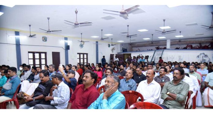 കരിയാട്ടം സ്വാഗത സംഘ രൂപീകരണയോഗം കാർട്ടൂണിസ്റ്റ് ജിതേഷ് ജി ഉത്ഘാടനം ചെയ്തു കരിയാട്ടം സ്വാഗത സംഘ രൂപീകരണയോഗം കാർട്ടൂണിസ്റ്റ് ജിതേഷ് ജി ഉത്ഘാടനം ചെയ്തു