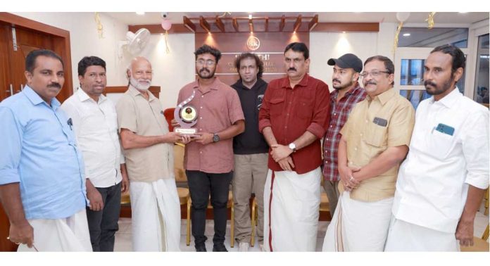 സിനിമ പ്രേക്ഷക കൂട്ടായ്മയുടെ നാലാമത് മികച്ച ഫോട്ടോഗ്രാഫർ പുരസ്കാരം ഹരിലാൽ എസ്.എസിന് വിതരണം ചെയ്തു സിനിമ പ്രേക്ഷക കൂട്ടായ്മയുടെ നാലാമത് മികച്ച ഫോട്ടോഗ്രാഫർ പുരസ്കാരം ഹരിലാൽ എസ്.എസിന് വിതരണം ചെയ്തു