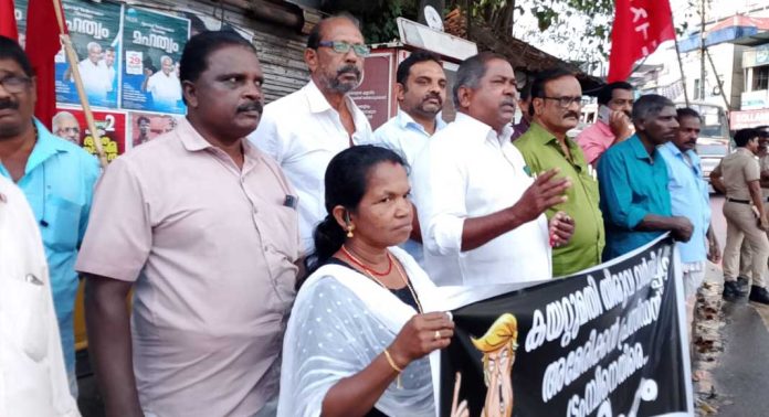 വിവിധ കാർഷിക ഉൽപ്പന്നങ്ങളുടെ കയറ്റുമതി തീരുവ ക്രമാതീതമായി വർദ്ധിപ്പിച്ച ട്രംപിനെതിരെ പന്തളത്ത് പ്രതിഷേധ പ്രകടനവും യോഗവും നടത്തി വിവിധ കാർഷിക ഉൽപ്പന്നങ്ങളുടെ കയറ്റുമതി തീരുവ ക്രമാതീതമായി വർദ്ധിപ്പിച്ച ട്രംപിനെതിരെ പന്തളത്ത് പ്രതിഷേധ പ്രകടനവും യോഗവും നടത്തി