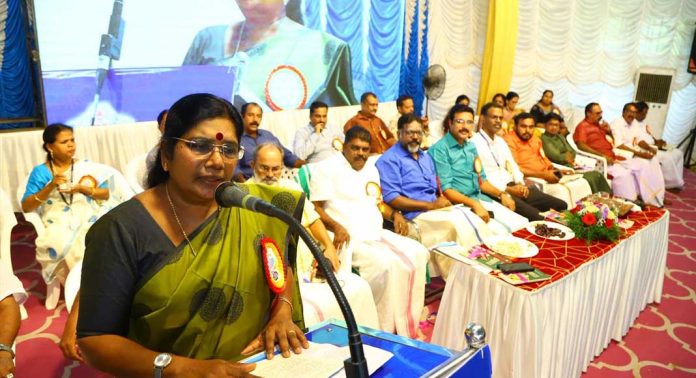 ഇ സമൃദ്ധ’ ക്ഷീരകര്ഷകര്ക്ക് സേവനം വിരല്ത്തുമ്പില് ലഭ്യമാകും : മന്ത്രി ജെ. ചിഞ്ചു റാണി ഇ സമൃദ്ധ’ ക്ഷീരകര്ഷകര്ക്ക് സേവനം വിരല്ത്തുമ്പില് ലഭ്യമാകും : മന്ത്രി ജെ. ചിഞ്ചു റാണി