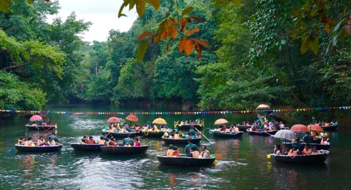 കരിയാട്ടത്തിന്റെ ഭാഗമായി അടവിയിൽ കുട്ടവഞ്ചി തുഴച്ചിൽ മത്സരം നടന്നു കരിയാട്ടത്തിന്റെ ഭാഗമായി അടവിയിൽ കുട്ടവഞ്ചി തുഴച്ചിൽ മത്സരം നടന്നു