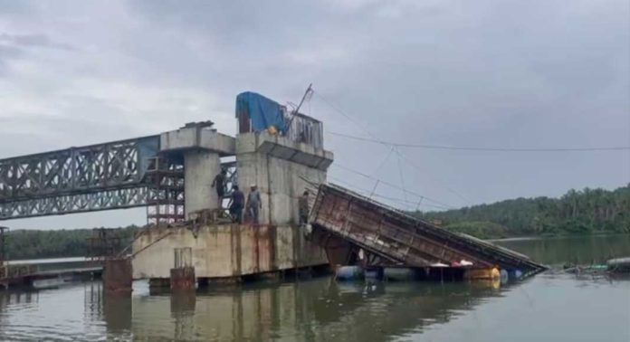 കൊയിലാണ്ടി ചേമഞ്ചേരിയിൽ നിർമ്മാണത്തിലിരിക്കുന്ന തോരായിക്കടവ് പാലത്തിന്റെ ഒരു ഭാഗം തകർന്നു കൊയിലാണ്ടി ചേമഞ്ചേരിയിൽ നിർമ്മാണത്തിലിരിക്കുന്ന തോരായിക്കടവ് പാലത്തിന്റെ ഒരു ഭാഗം തകർന്നു