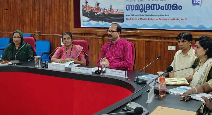 കേരളത്തിൽ സമുദ്രമത്സ്യബന്ധനത്തിന് പോകുന്നവരിൽ 58 ശതമാനവും അന്യ സംസ്ഥാന തൊഴിലാളികളെന്ന് സിഎംഎഫ്ആർഐ പഠനം കേരളത്തിൽ സമുദ്രമത്സ്യബന്ധനത്തിന് പോകുന്നവരിൽ 58 ശതമാനവും അന്യ സംസ്ഥാന തൊഴിലാളികളെന്ന് സിഎംഎഫ്ആർഐ പഠനം