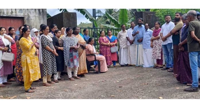 സി.പി.എം പഴവങ്ങാടി ലോക്കൽ കമ്മിറ്റിയുടെ നേതൃത്വത്തിൽ ജണ്ടായിക്കിലെ വാതക ശ്മശാനത്തിന്റെ മുൻപിൽ ധർണ നടത്തി സി.പി.എം പഴവങ്ങാടി ലോക്കൽ കമ്മിറ്റിയുടെ നേതൃത്വത്തിൽ ജണ്ടായിക്കിലെ വാതക ശ്മശാനത്തിന്റെ മുൻപിൽ ധർണ നടത്തി