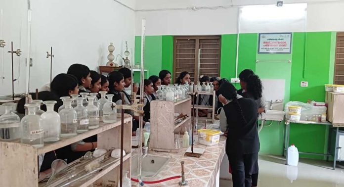 ജലപരിശോധന വിപുലമാക്കാനൊരുങ്ങി ഹരിതകേരളം മിഷന് ജലപരിശോധന വിപുലമാക്കാനൊരുങ്ങി ഹരിതകേരളം മിഷന്