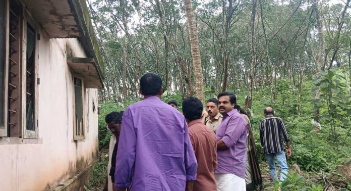 പൂമരുതിക്കുഴിയിൽ വീടിന് നേരെ കാട്ടാന ആക്രമണം പൂമരുതിക്കുഴിയിൽ വീടിന് നേരെ കാട്ടാന ആക്രമണം