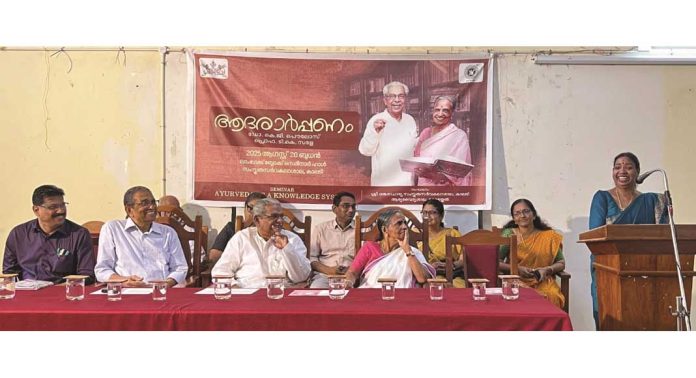 സംസ്കൃത സർവ്വകലാശാലയിൽ ‘ആദരാർപ്പണം’ നടന്നു സംസ്കൃത സർവ്വകലാശാലയിൽ ‘ആദരാർപ്പണം’ നടന്നു