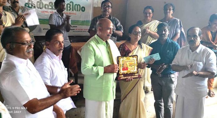 വിഷ പാമ്പുകളും പെരുമ്പാമ്പുകളും നാട്ടിൽ നിറയുമ്പോൾ റാന്നി താലൂക്കിലും പരിസര പ്രദേശങ്ങളിലും നാട്ടുകാർക്കു രക്ഷയാകുന്ന മാത്തുക്കുട്ടിയെ ആദരിച്ചു വിഷ പാമ്പുകളും പെരുമ്പാമ്പുകളും നാട്ടിൽ നിറയുമ്പോൾ റാന്നി താലൂക്കിലും പരിസര പ്രദേശങ്ങളിലും നാട്ടുകാർക്കു രക്ഷയാകുന്ന മാത്തുക്കുട്ടിയെ ആദരിച്ചു
