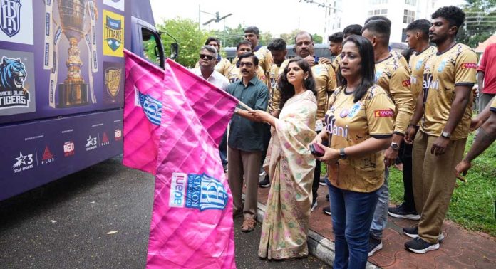 കെസിഎല് ആവേശത്തില് തലസ്ഥാനം ; ട്രോഫി ടൂറിന് ഉജ്ജ്വല സ്വീകരണം കെസിഎല് ആവേശത്തില് തലസ്ഥാനം ; ട്രോഫി ടൂറിന് ഉജ്ജ്വല സ്വീകരണം