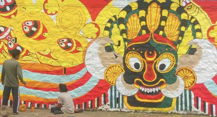 കളക്ടറേറ്റ് മതിലില് ഭൈരവിക്കോലം തെളിഞ്ഞു കളക്ടറേറ്റ് മതിലില് ഭൈരവിക്കോലം തെളിഞ്ഞു