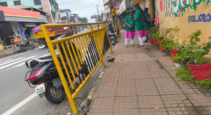 സംസ്ഥാന പാതയിലെ നടപ്പാതയിലെ കൈവരികള് തകര്ന്ന അവസ്ഥയില് സംസ്ഥാന പാതയിലെ നടപ്പാതയിലെ കൈവരികള് തകര്ന്ന അവസ്ഥയില്