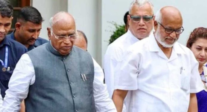മന്ത്രിമാര്ക്ക് പദവി നഷ്ടമാകുന്ന ബില്ലിൽ സംയുക്ത പാർലമെന്ററി സമിതിയുമായി സഹകരിക്കുന്നതിൽ ഇന്ത്യ സഖ്യത്തിൽ ഭിന്നത മന്ത്രിമാര്ക്ക് പദവി നഷ്ടമാകുന്ന ബില്ലിൽ സംയുക്ത പാർലമെന്ററി സമിതിയുമായി സഹകരിക്കുന്നതിൽ ഇന്ത്യ സഖ്യത്തിൽ ഭിന്നത