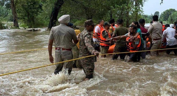 കത്രയിൽ മണ്ണിടിച്ചിലിൽ 30 പേർ മരിച്ചു ; ജമ്മുകശ്മീരിൽ മഴക്കെടുതി രൂക്ഷം കത്രയിൽ മണ്ണിടിച്ചിലിൽ 30 പേർ മരിച്ചു ; ജമ്മുകശ്മീരിൽ മഴക്കെടുതി രൂക്ഷം