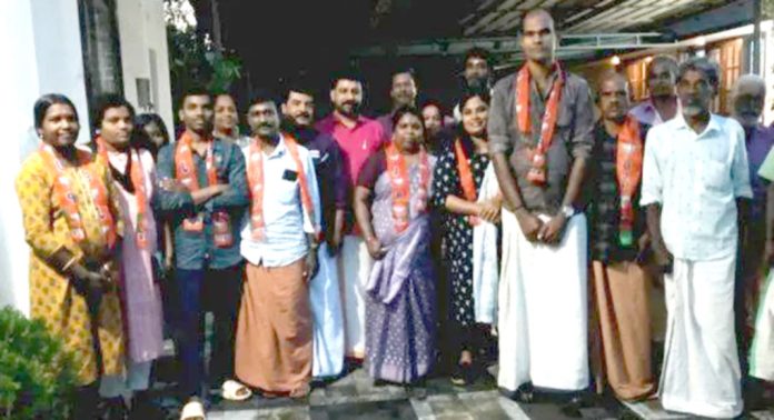 വിവിധ രാഷ്ട്രീയ പാർട്ടികളിൽ നിന്നുമുള്ള 15 പ്രവർത്തകർ ബി.ജെ.പിയിൽ അംഗത്വം സ്വീകരിച്ചു വിവിധ രാഷ്ട്രീയ പാർട്ടികളിൽ നിന്നുമുള്ള 15 പ്രവർത്തകർ ബി.ജെ.പിയിൽ അംഗത്വം സ്വീകരിച്ചു