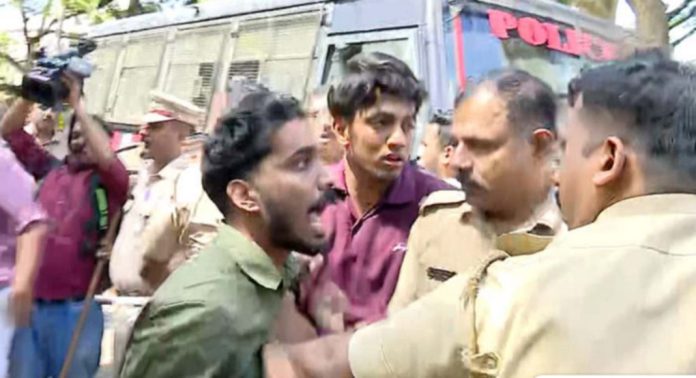 കണ്ണൂർ സർവകലാശാല യുണിയൻ തിരഞ്ഞെടുപ്പിനിടെ സംഘർഷം കണ്ണൂർ സർവകലാശാല യുണിയൻ തിരഞ്ഞെടുപ്പിനിടെ സംഘർഷം