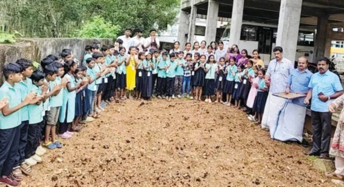 നെൽകൃഷിയെപ്പറ്റി പഠിക്കാൻ വിദ്യാർഥികൾക്ക് അവസരമൊരുക്കി കലഞ്ഞൂർ ഗവ. എച്ച്എസ്എസിലെ അധ്യാപകർ നെൽകൃഷിയെപ്പറ്റി പഠിക്കാൻ വിദ്യാർഥികൾക്ക് അവസരമൊരുക്കി കലഞ്ഞൂർ ഗവ. എച്ച്എസ്എസിലെ അധ്യാപകർ