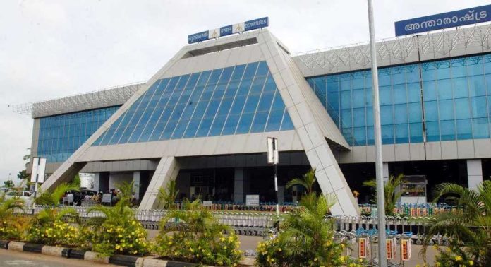 വിദേശത്തുനിന്നെത്തുന്ന യാത്രക്കാരനെ തട്ടിക്കൊണ്ടുപോയി സ്വർണ്ണവും പണവും കവർച്ച ചെയ്യാൻ പദ്ധതി ; 13 അംഗ സംഘത്തെ പോലീസ് പിടികൂടി വിദേശത്തുനിന്നെത്തുന്ന യാത്രക്കാരനെ തട്ടിക്കൊണ്ടുപോയി സ്വർണ്ണവും പണവും കവർച്ച ചെയ്യാൻ പദ്ധതി ; 13 അംഗ സംഘത്തെ പോലീസ് പിടികൂടി